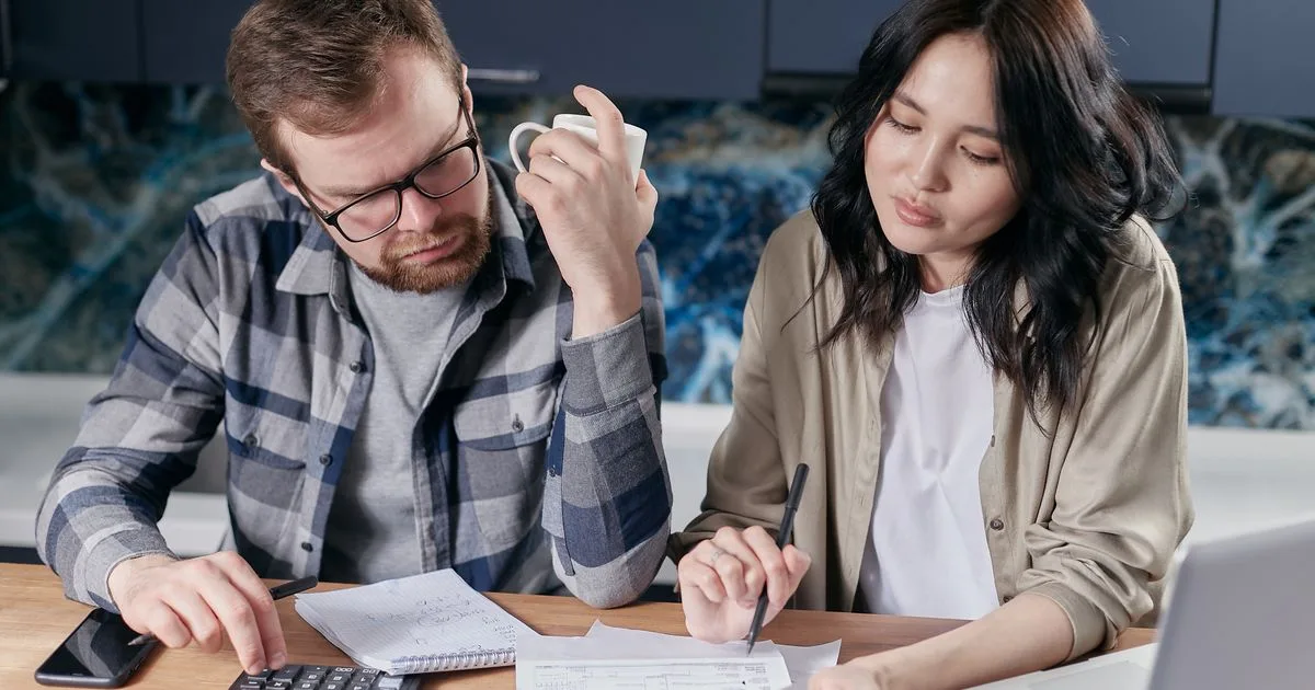 Canadian couple planning their budget around 2026 EI payment dates at home