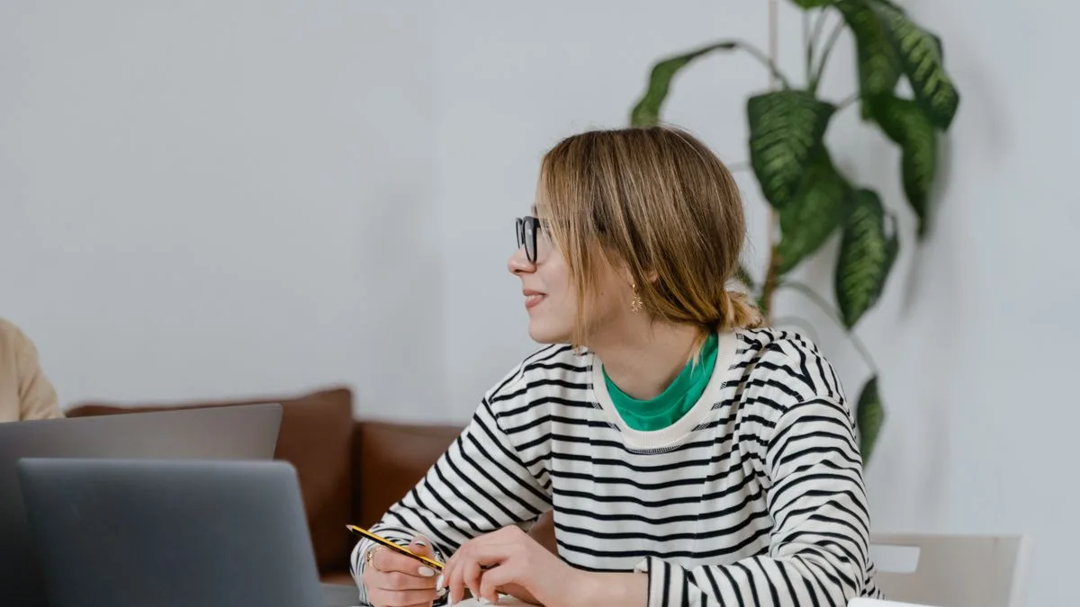 Woman filing her biweekly EI report online to keep her EI payment on schedule