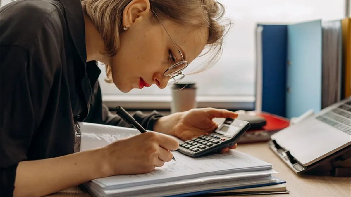 Woman filing her Ontario tax return to qualify for the Ontario Trillium Benefit