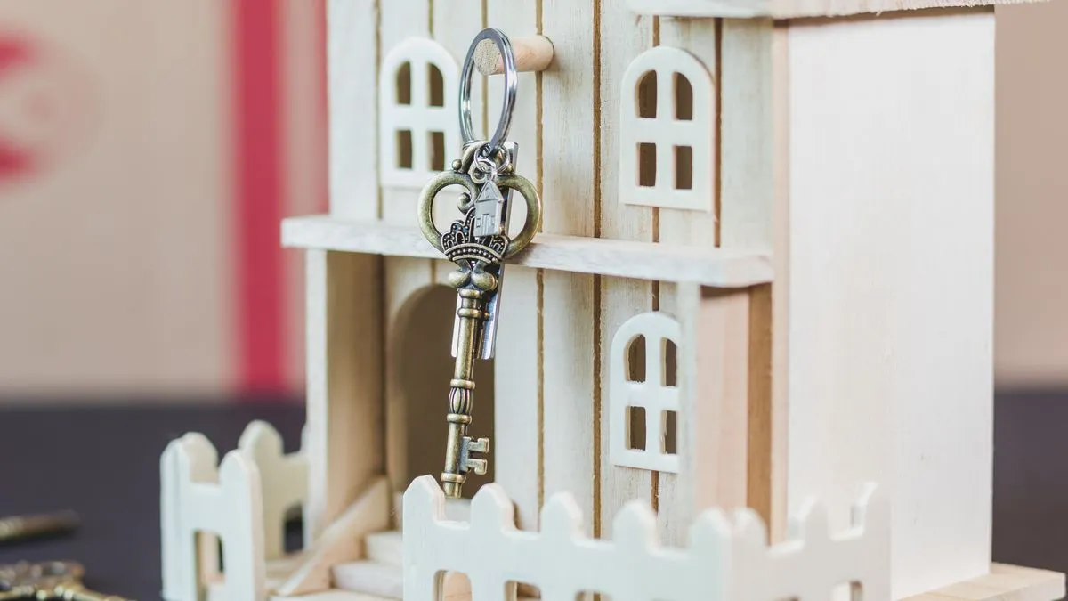 House and key showing how mortgages work in Canada