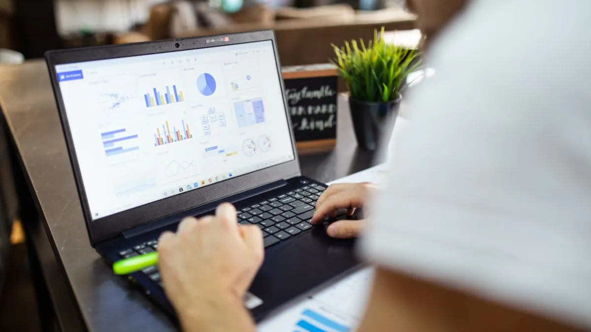 Budget charts used to plan how to get out of debt in Canada