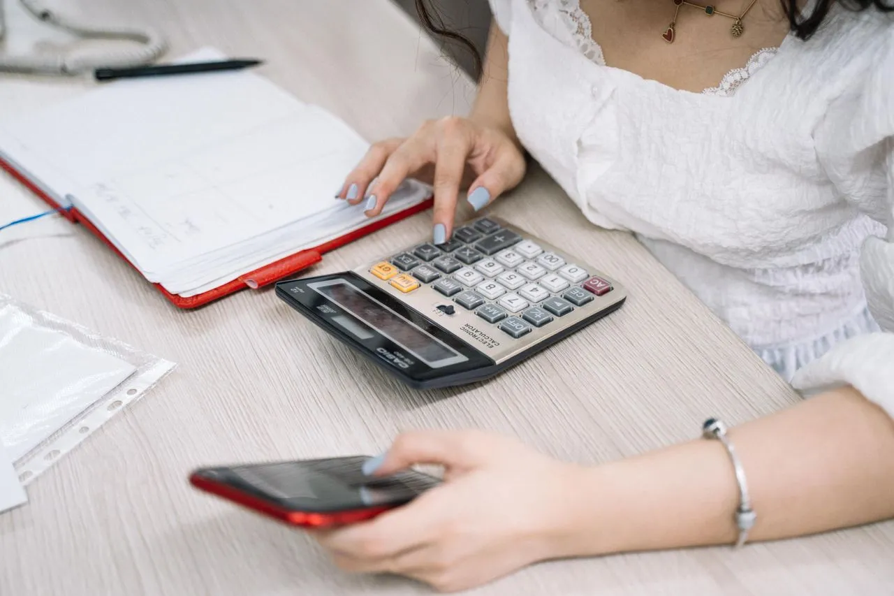 Budgeting an Ontario Works payment with a calculator and phone