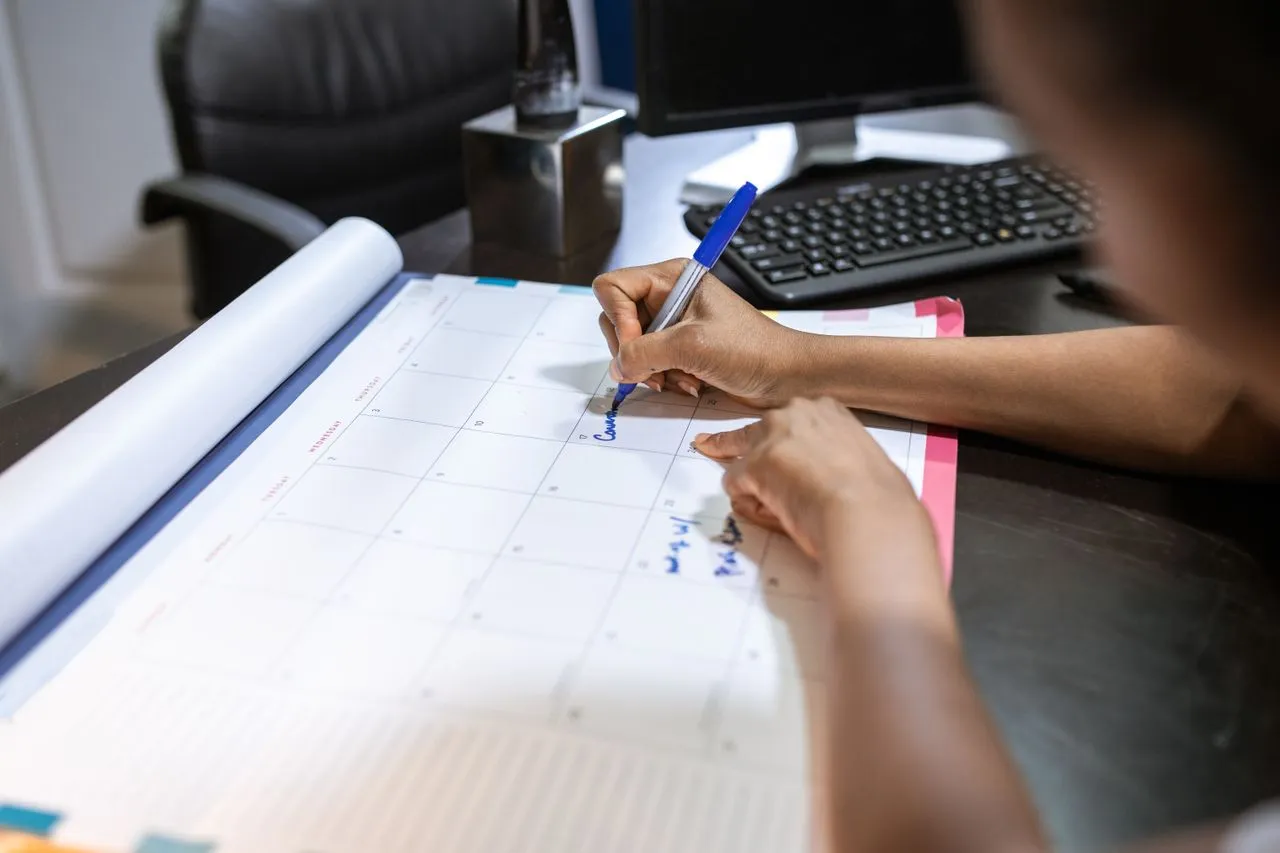 Marking ODSP payment dates on a desk calendar