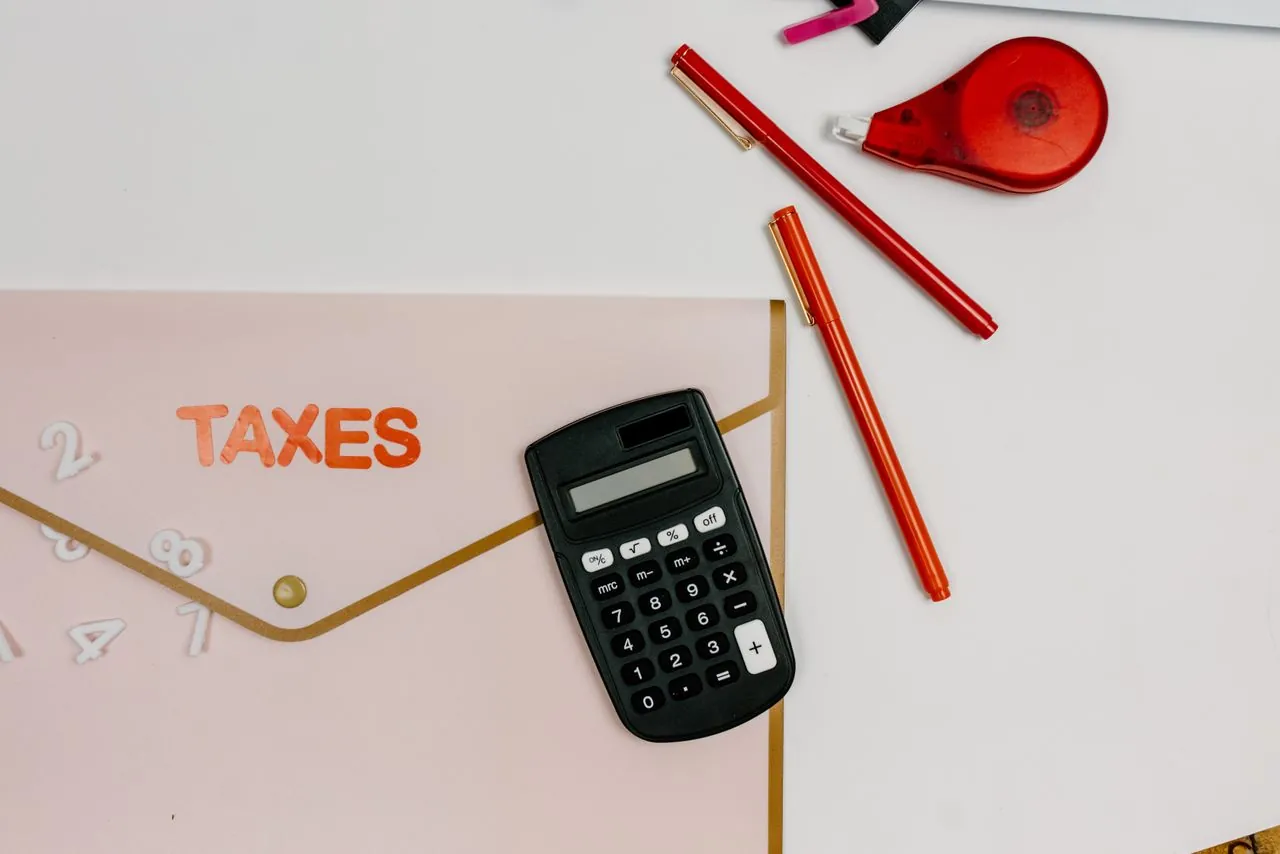 Tax folder and calculator for working out where a CRA refund came from